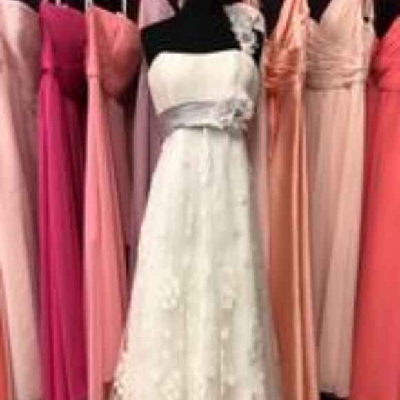 Kittychen White One Shoulder Flower Lace Dress
